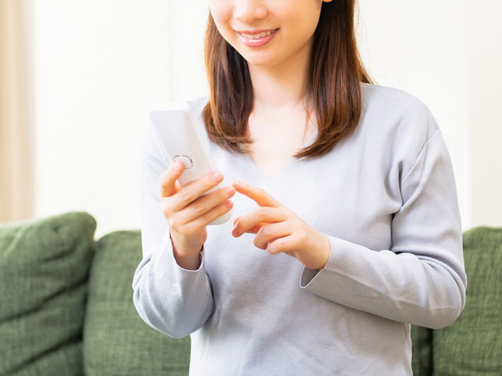 お問い合わせする女性
